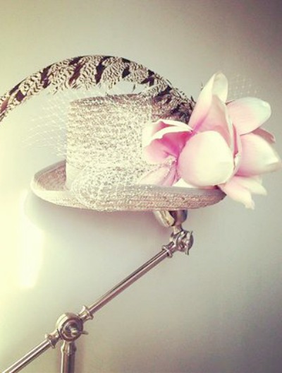 Chistera gris con magnolia