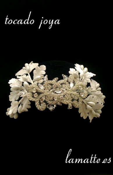 Tocado blanco con pedrería