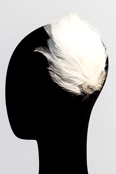 Lágrima plumas y broche