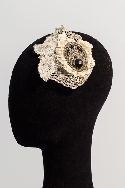 tocado de capas de encaje con broche