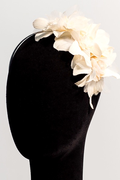 Diadema de flores blanco roto