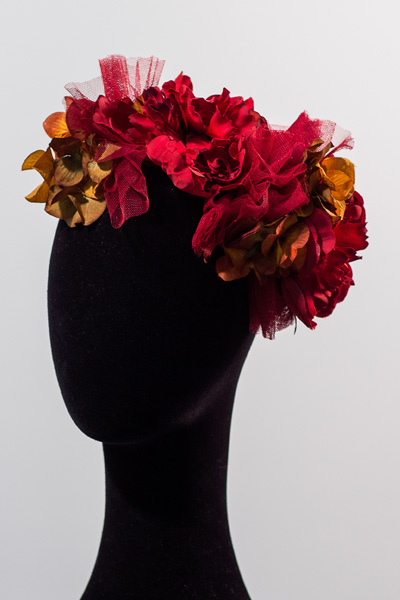 Media corona de flores burdeos y ocre