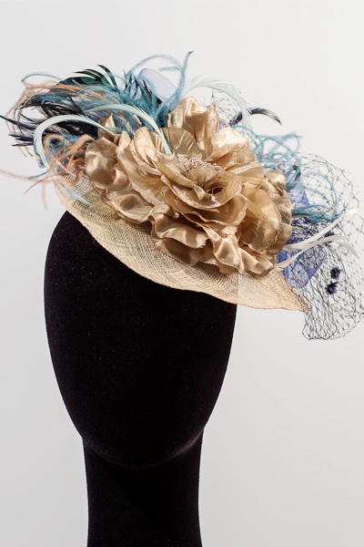 Tocado con maxi flor champagne y marino