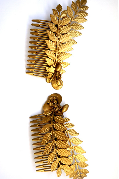 Peinas de hojas doradas