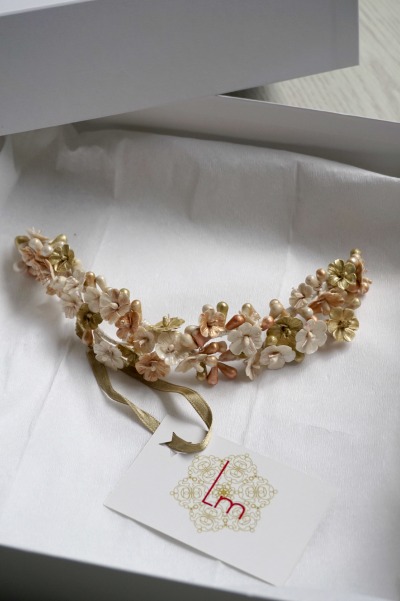 Tocado Vintage dorado, bronce y nácar