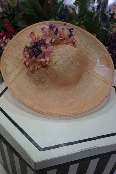 Pamela nude inclinada y flores silvestres