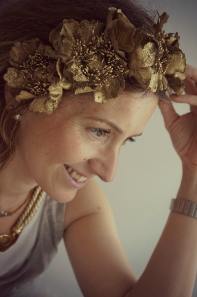 Corona de flores dorada