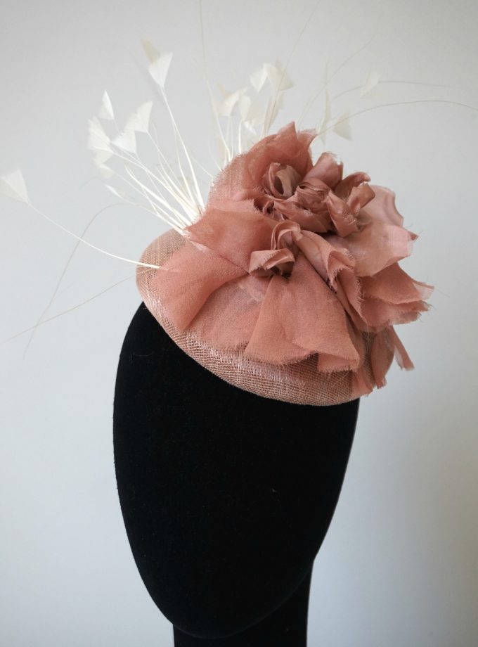 Tocado nude con flor de seda