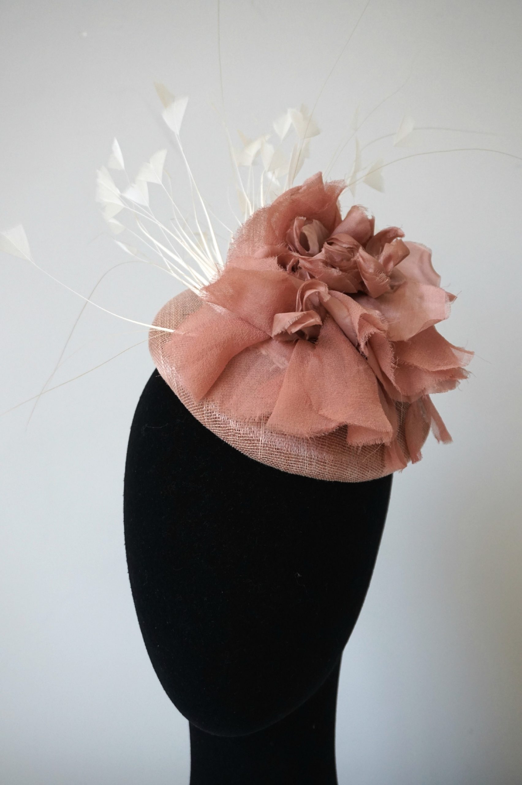 Tocado nude con flor de seda