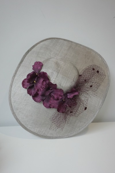 Pamela gris con flor berenjena