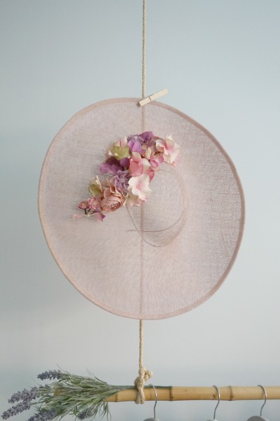 Pamela inclinada nude empolvado con flores - Imagen 3