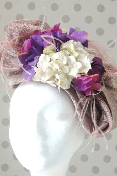 tocado lila con hortensias