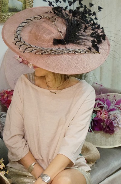 Pamela elegance con plumas negras