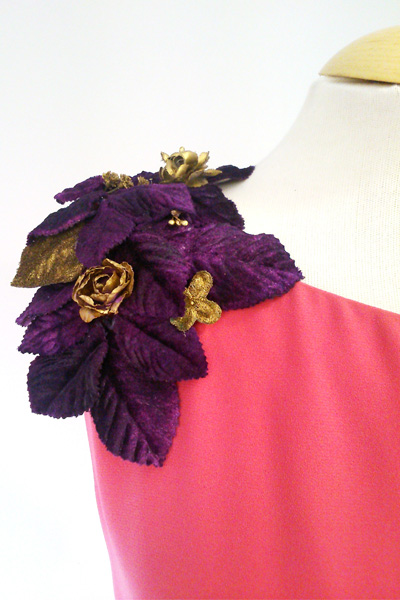 Hombrera de terciopelo morado y dorado