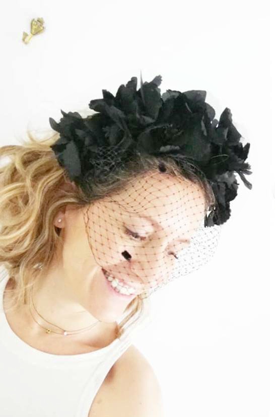 Diadema de flores negras