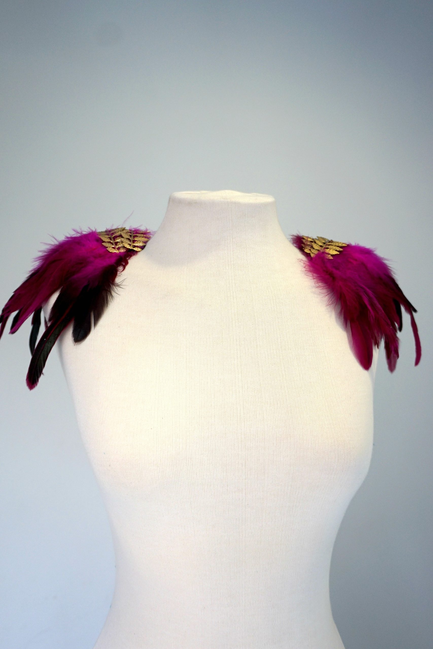 Back necklace with fuchsia shoulder pads - Imagen 2