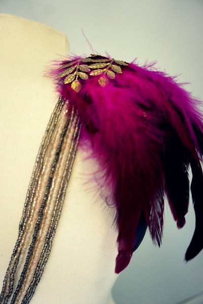 Back necklace with fuchsia shoulder pads - Imagen 4