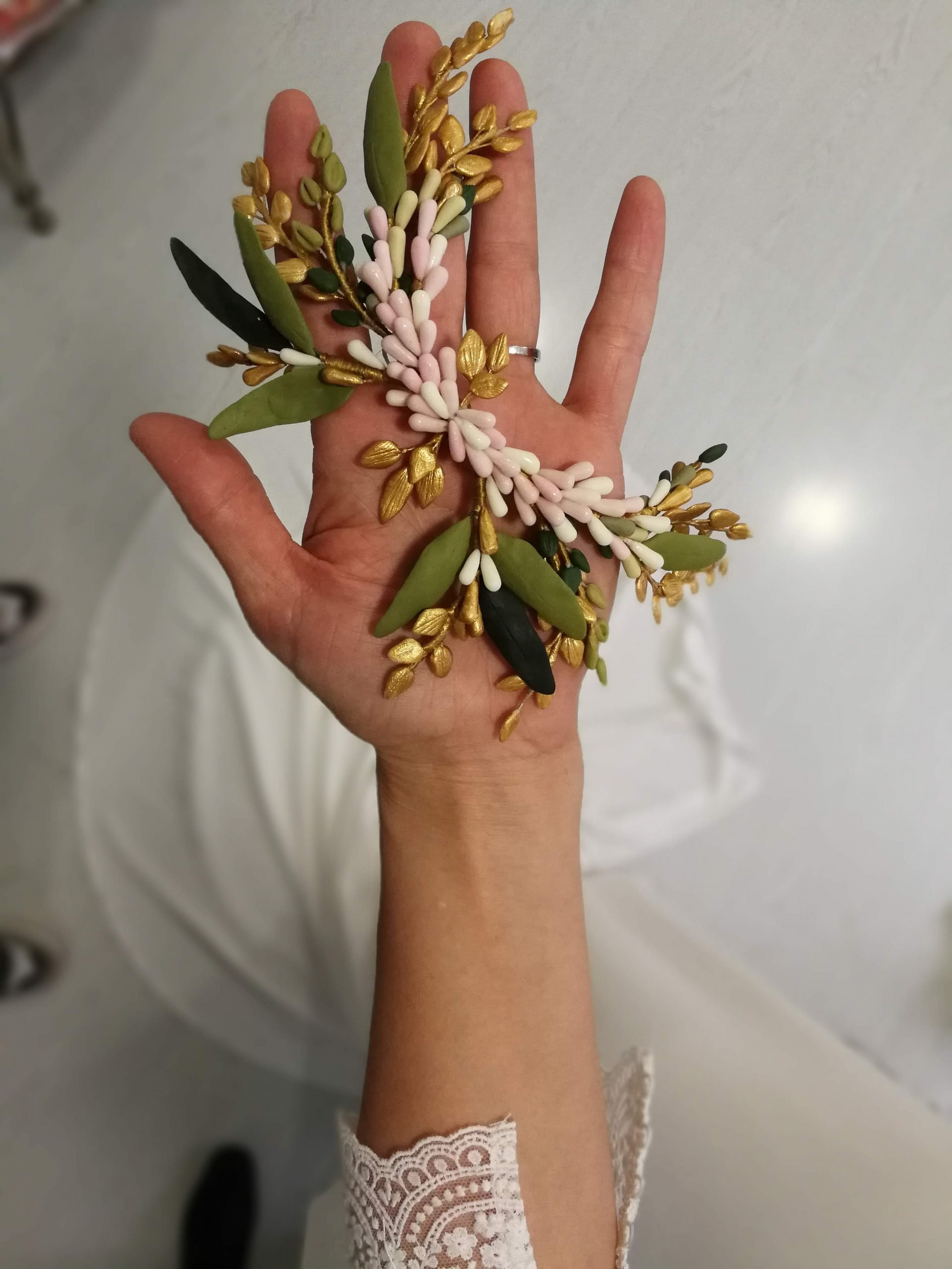 Tocado de novia de porcelana verde y rosa pastel