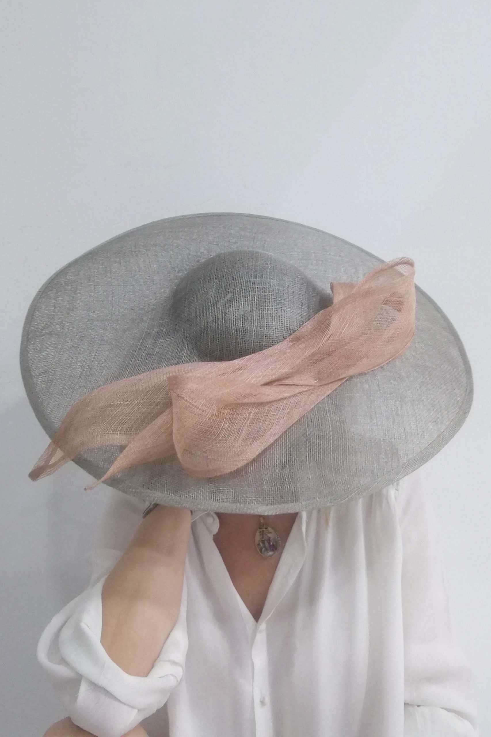 Pamela Gris con lazada rosa - Imagen 2