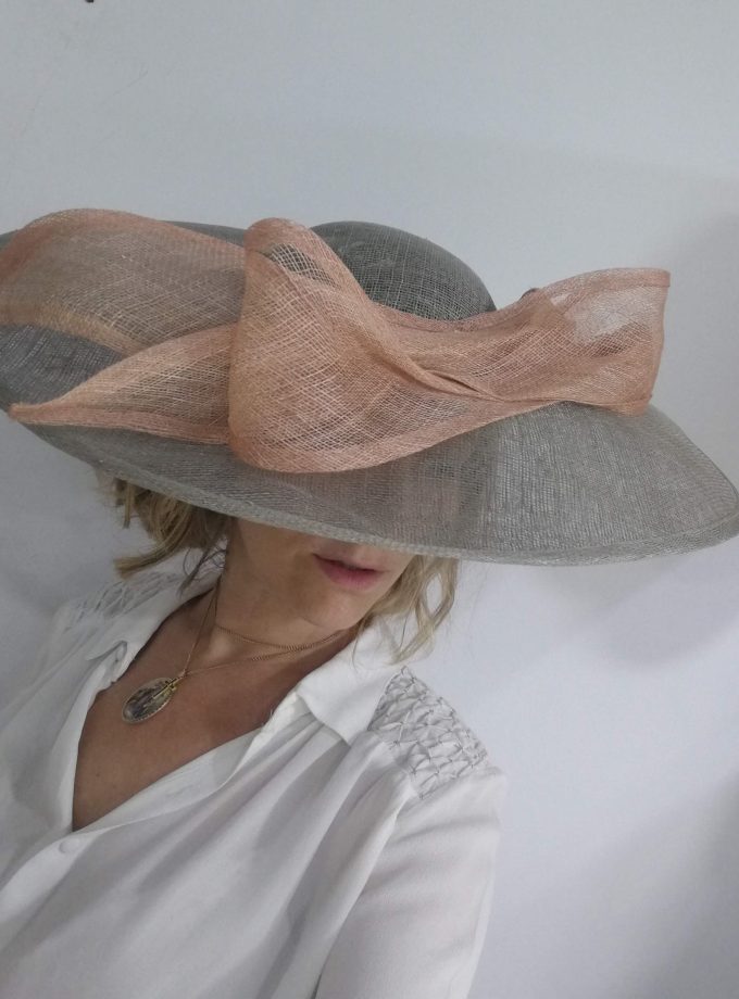 Pamela Gris con lazada rosa