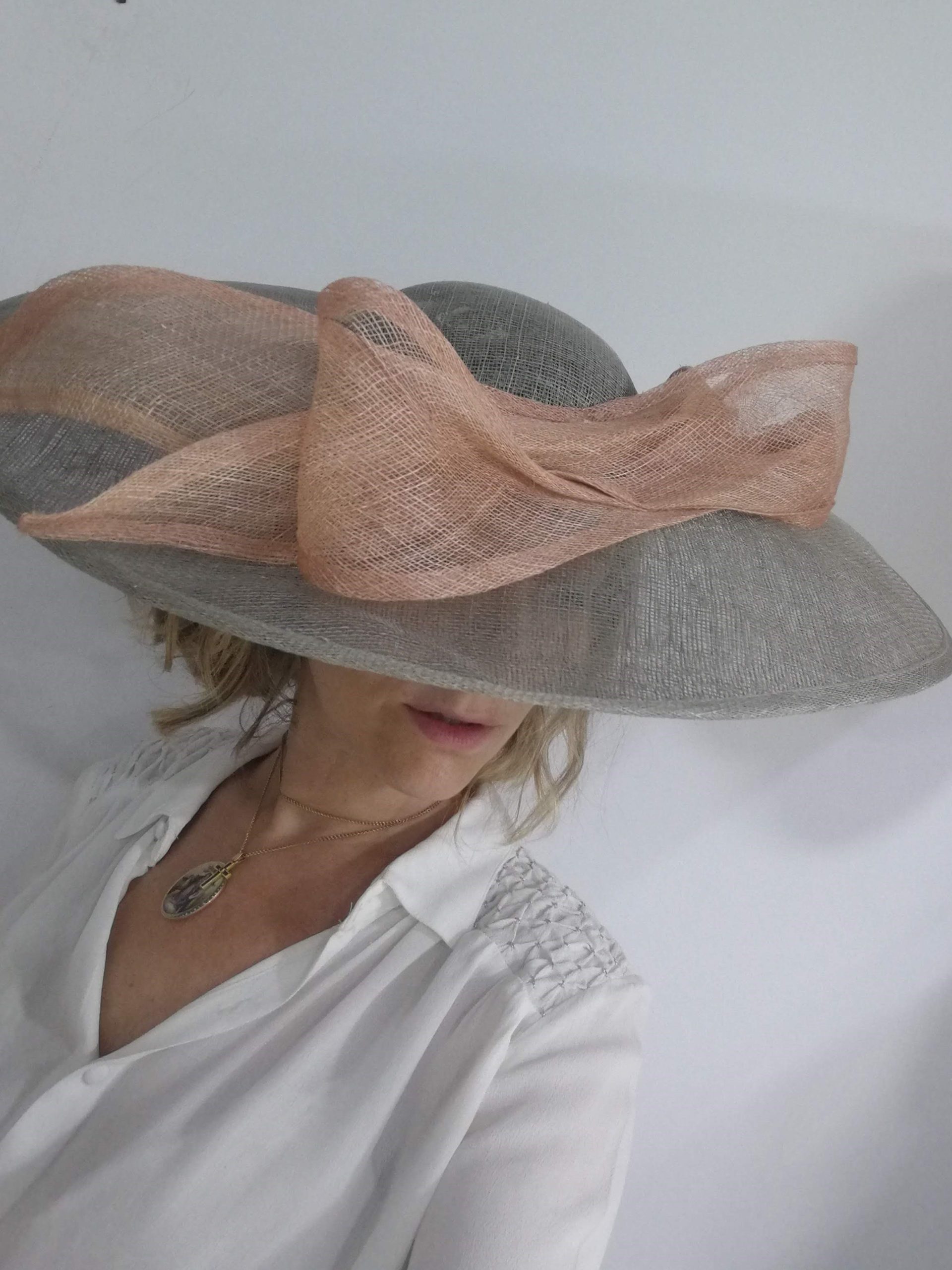 Pamela Gris con lazada rosa