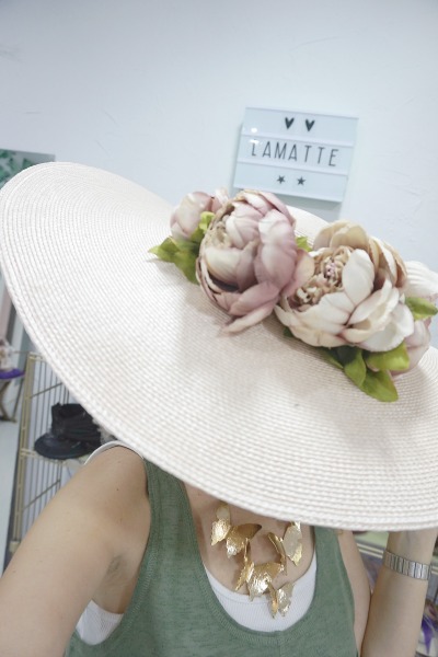 Pamela Beige con  Peonías