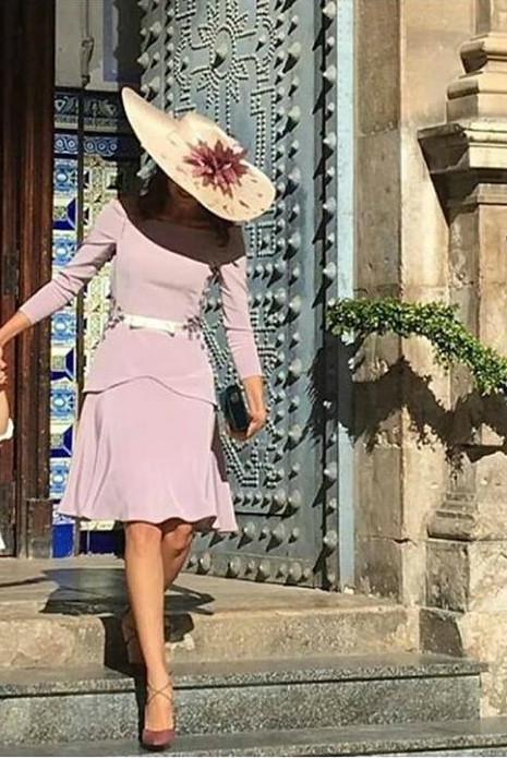 Pamela beige con plumas malva empolvado