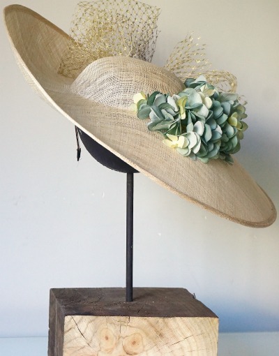 Pamela Beige con hortensias verdes y azules