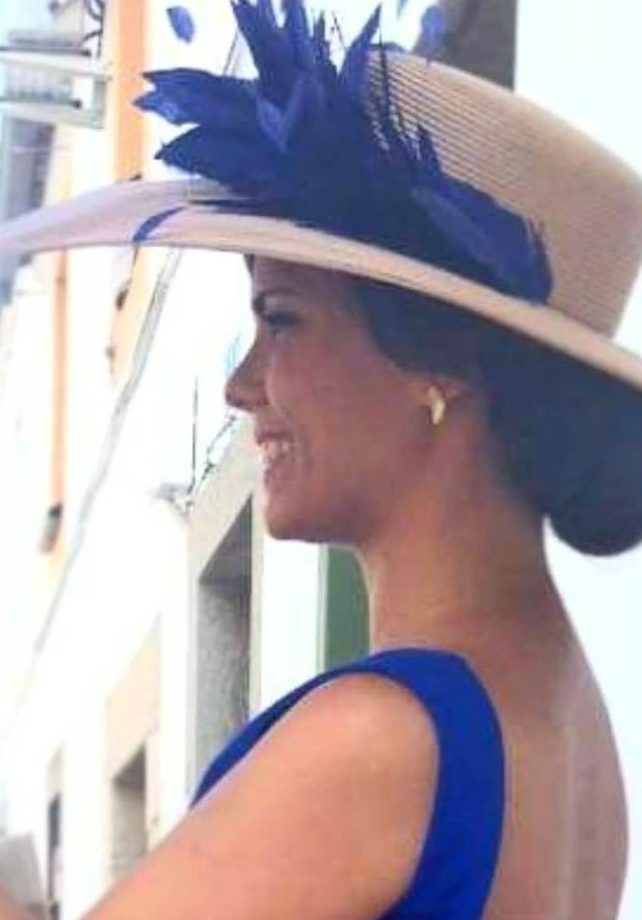 Pamela nude con pluma Klein