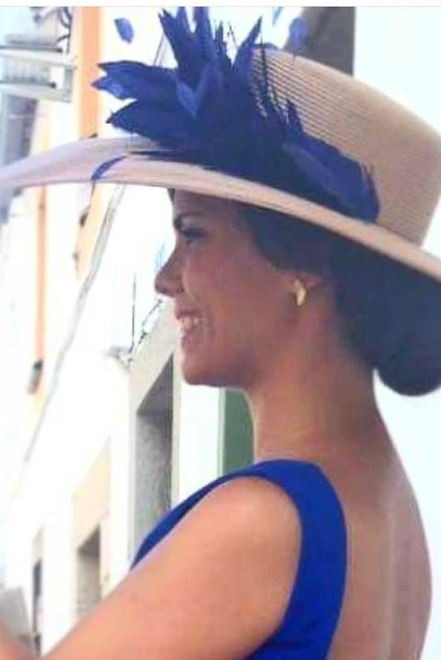 Pamela nude con pluma Klein