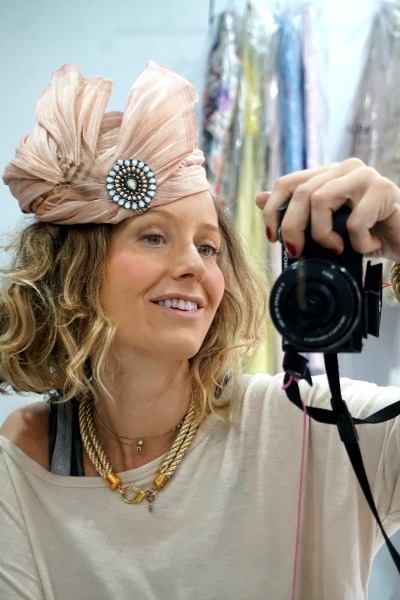 Tocado de seda rosa con broche Martina