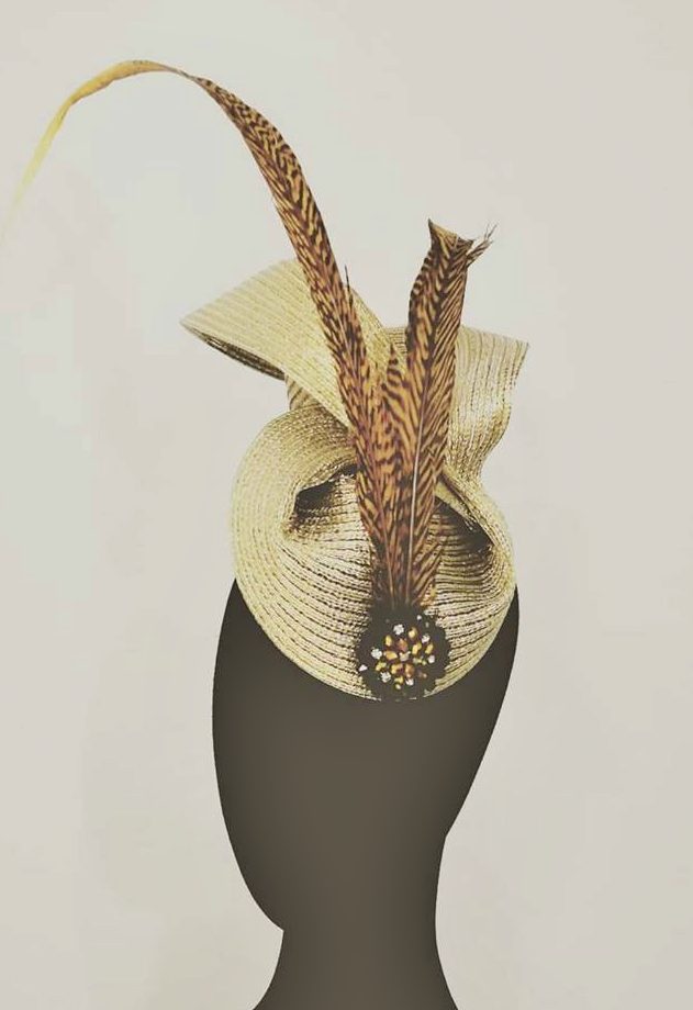 Tocado dorado con plumas