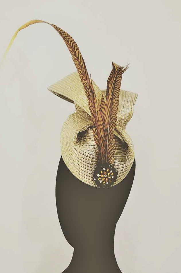 Tocado dorado con plumas