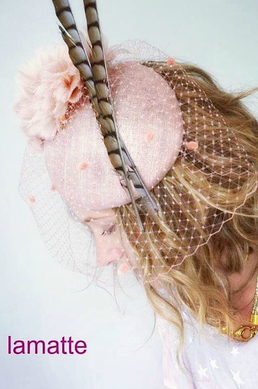 Casquete seda con plumas rosa nude y faisán