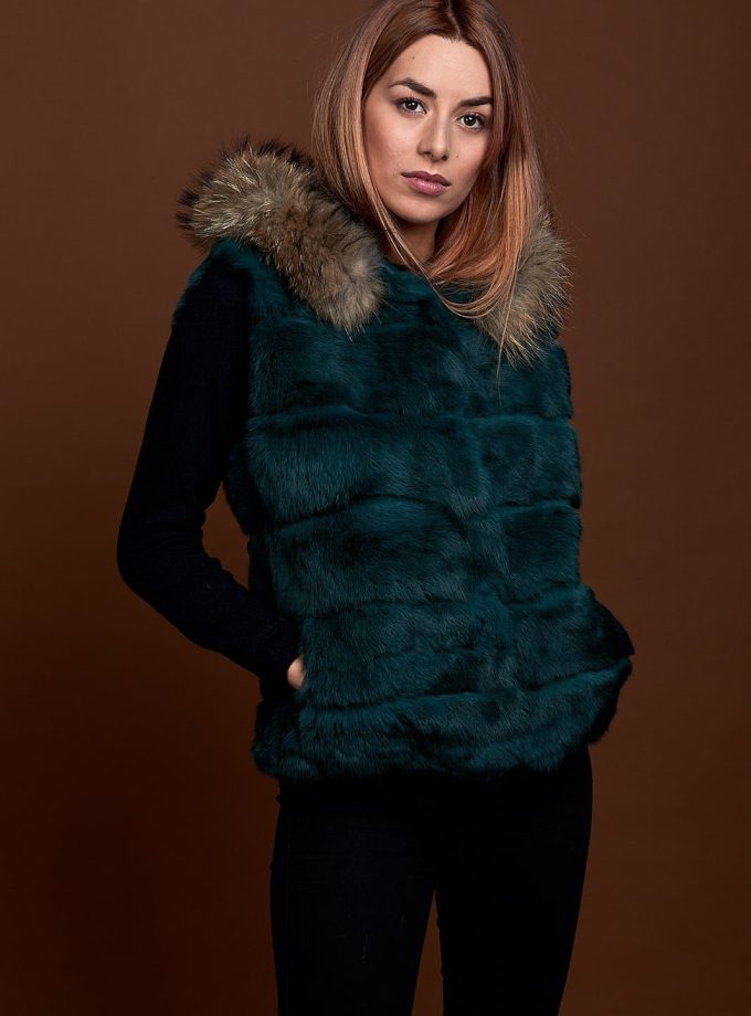 Chaleco verde con capucha