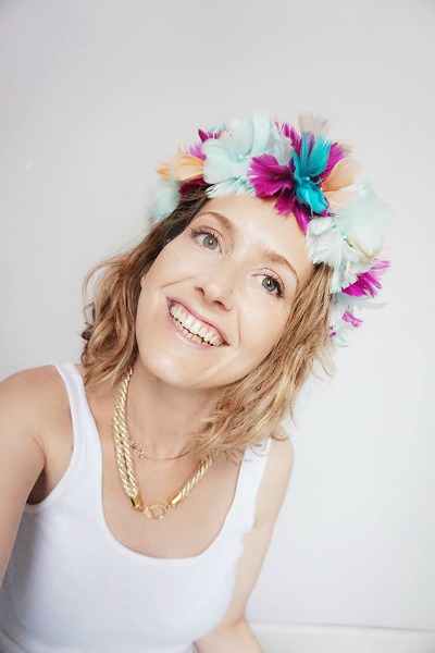 Corona de plumas Happy