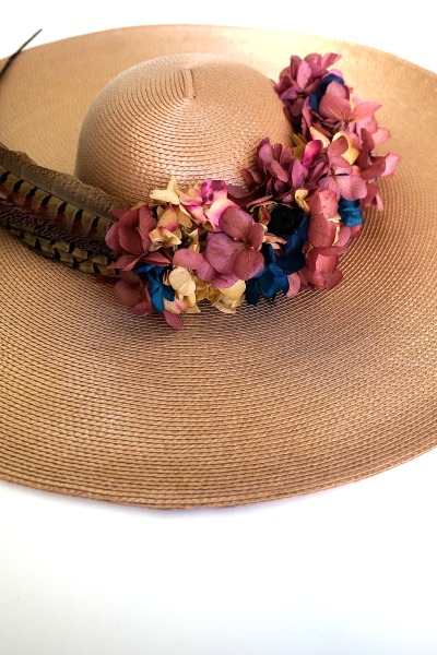 Pamela nude tostado con hortensias y plumas - Imagen 3