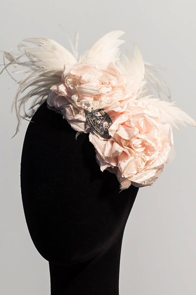 Flores rosa y plumas blancas