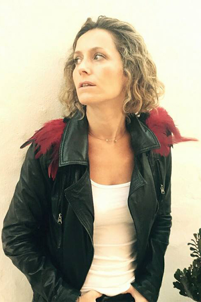 Shoulder pads of Bordeaux feathers