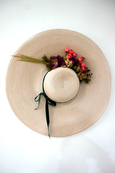 Pamela beige con flores silvestres