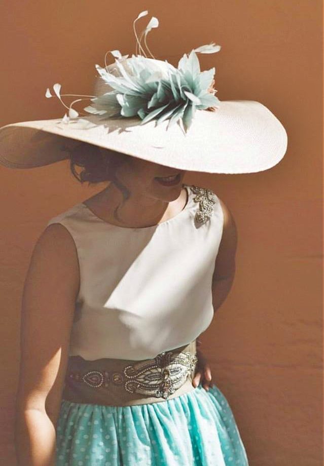 Pamela beige con pluma azul