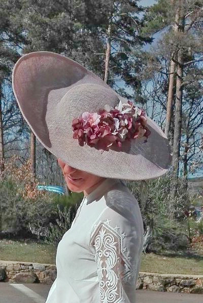 Pamela inclinada nude empolvado con flores