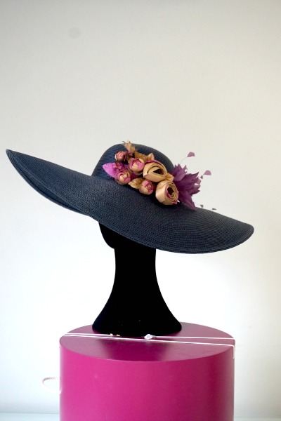 Pamela marino con flores nude y buganvilla