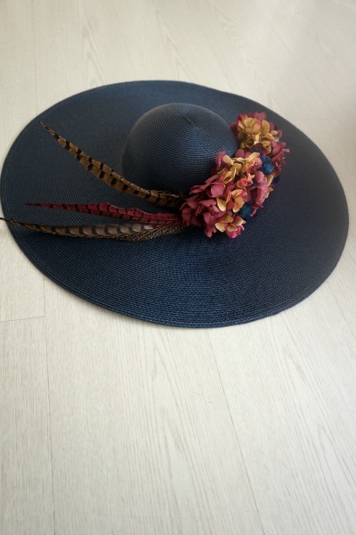 Pamela marino con hortensias y plumas de faisán