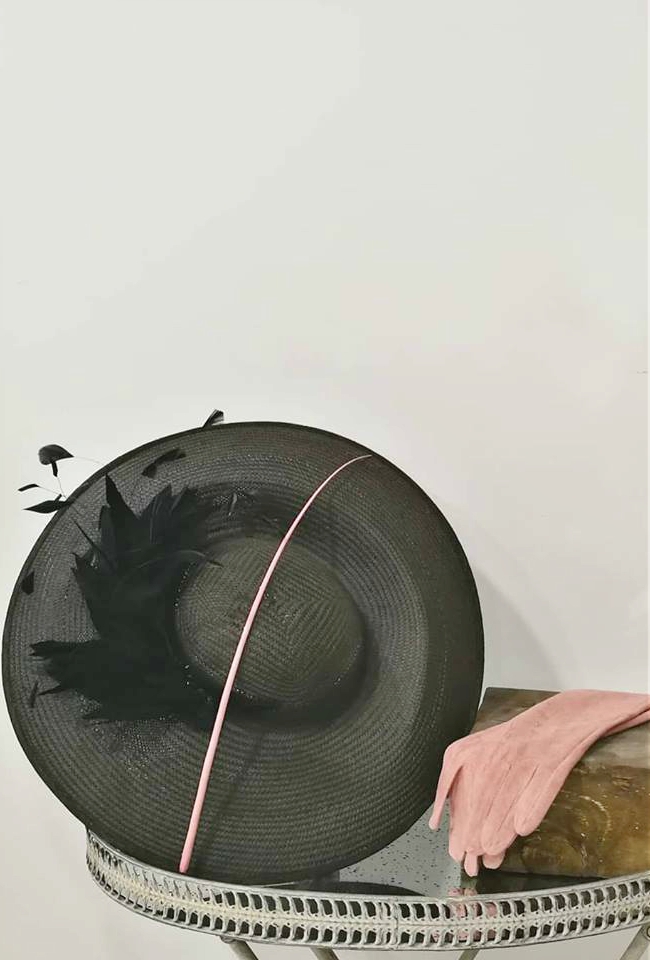 Pamela negra con plumas negras - Imagen 2