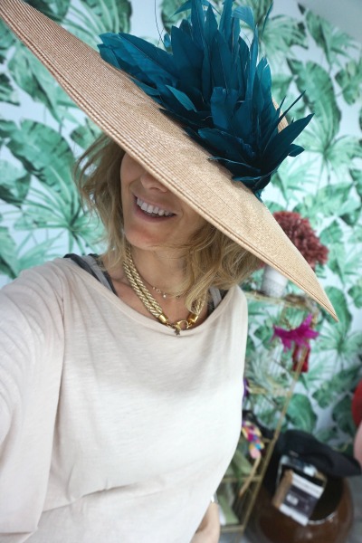 Pamela nude con plumas