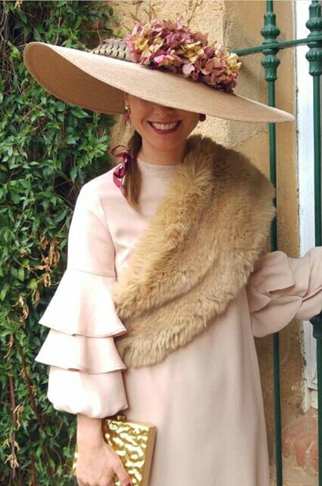 Pamela nude tostado con hortensias y plumas - Imagen 2