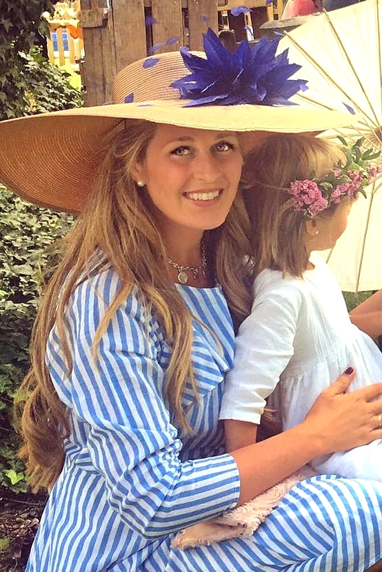 Pamela nude chata con pluma azulón