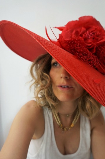 Pamela roja con flores rojas