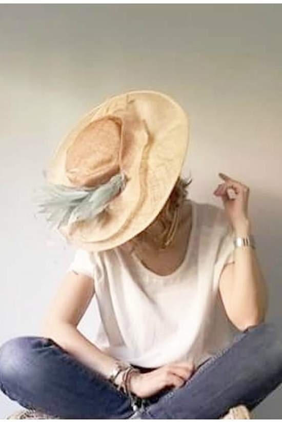 Pamela tostada con pluma verde